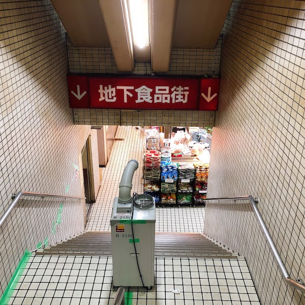 上野のアメ横にある地下食品街への入り口です。