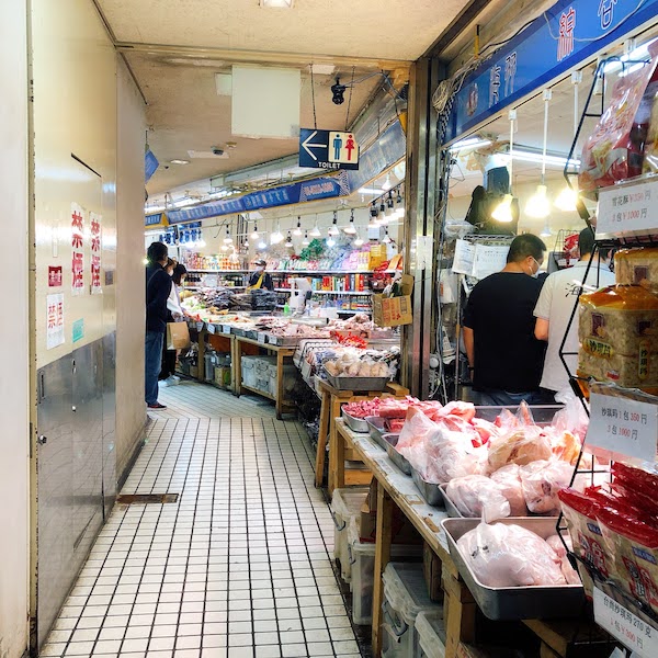 上野アメ横にある地下食品街の風景写真です。
