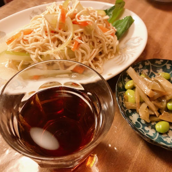 新宿にある中華料理店「叙楽苑」で紹興酒と一緒に食べた干し豆腐の和え物とザーサイと枝豆の和え物です。
