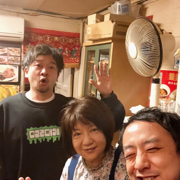 新宿にある中華料理店「叙楽苑」で紹興酒を飲みながらママさんと写真を撮りました。