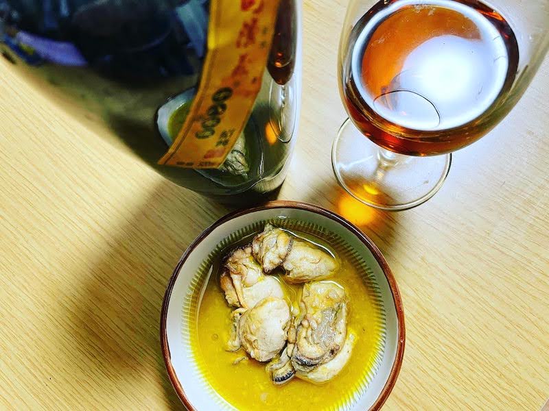 紹興酒とおつまみ「瀬戸内レモンバル　瀬戸内牡蠣のアヒージョレモスコ」の写真です。