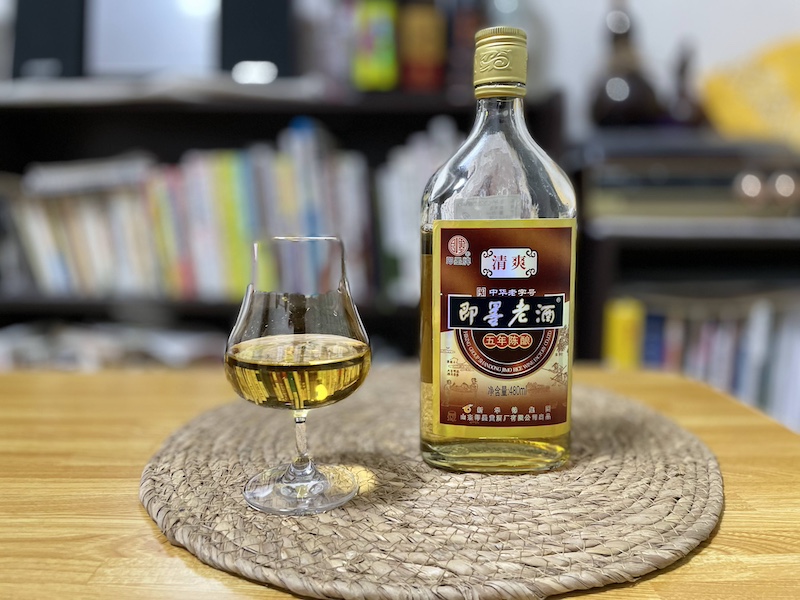 山東省青島産の黄酒「即墨老酒清爽型」の正面写真です。サイト運営者が撮影。