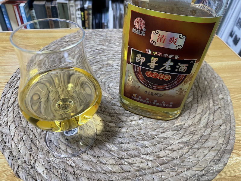 山東省青島産の黄酒「即墨老酒清爽型」をアップで撮った写真です。サイト運営者が撮影。