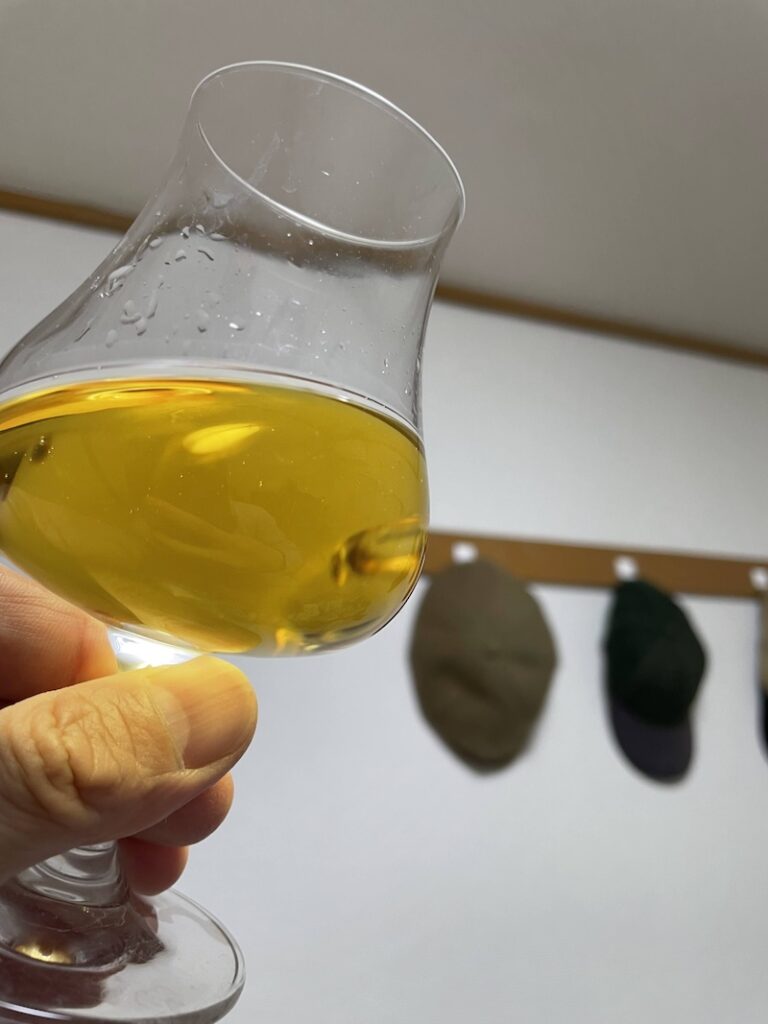 山東省青島産の黄酒「即墨老酒清爽型」の酒色がわかる写真です。サイト運営者が撮影。