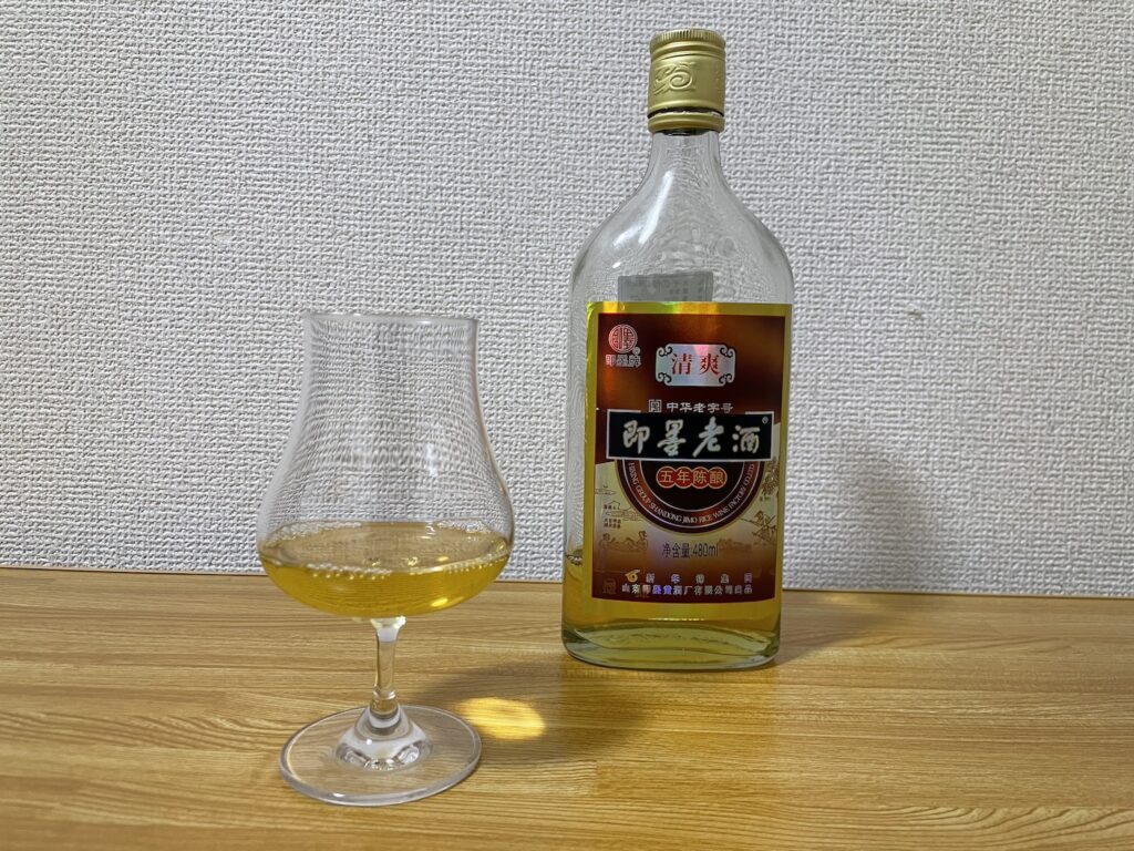 山東省青島の黄酒「即墨老酒清爽型」の写真です。サイト運営者が撮影。