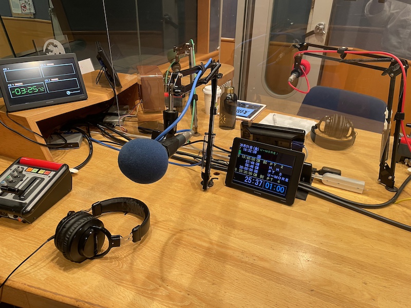 FM YOKOHAMAの放送室の写真。