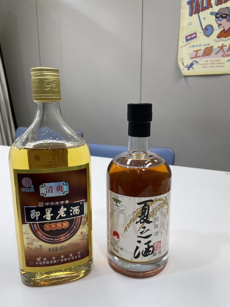 紹興酒「夏之酒」と青島黄酒「即墨老酒清爽型」。