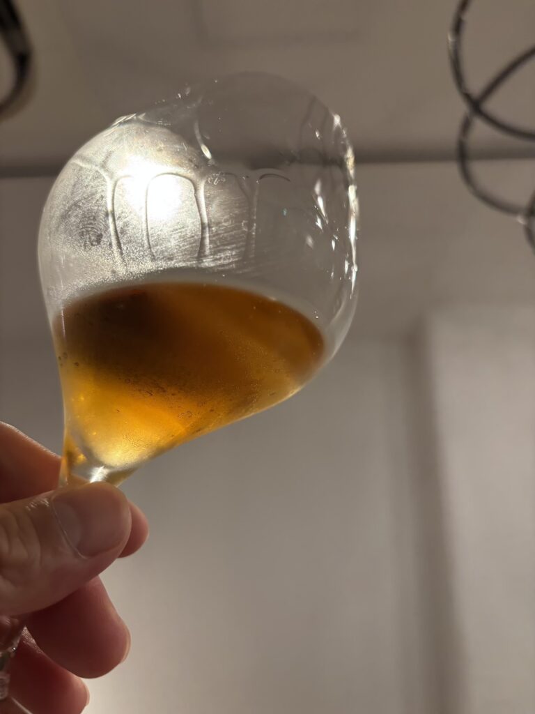 紹興酒で最もドライな元紅酒(干型)「会稽山干純」の色