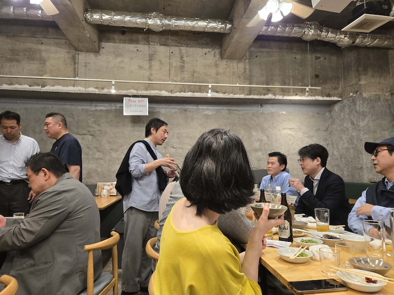 新宿御苑にある南方急行で開催した黄酒の会の模様。