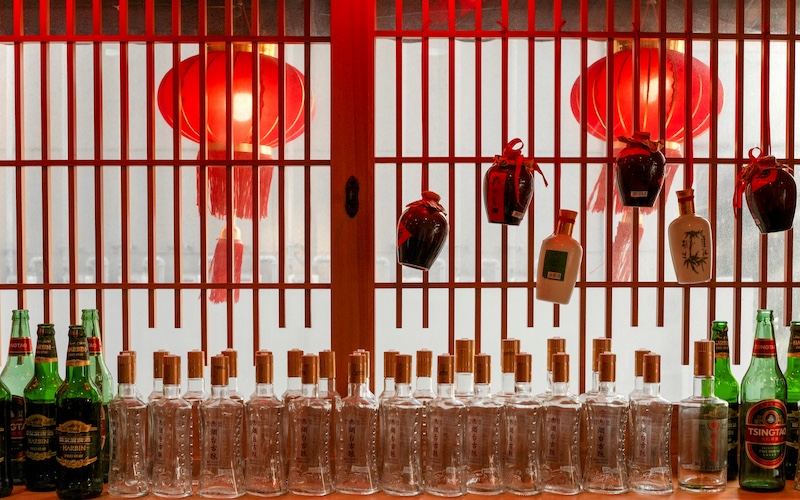 白酒が飾られる店内